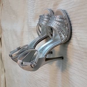 NWOT Audrey Brooke Platform Silver Ankle Strap Satin Rhinestone Heels Size 6.5M